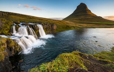 Berühmter Wasserfall des Kirkjufellsfoss bei Grundafjördur auf der Snaefellsnes Halbinsel