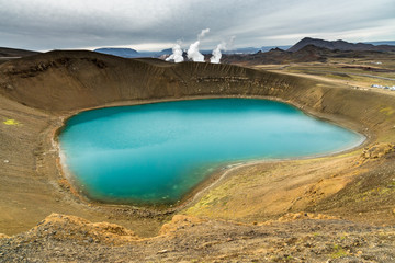 Aussicht auf den türkisfarbenen Kratersee im Viti-Vulkan der Krafla, Island