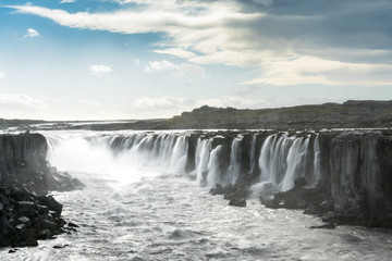 Fototapeta premium Beeindruckender Selfoss Wasserfall, Jökulsá á Fjöllum Schluch, Island