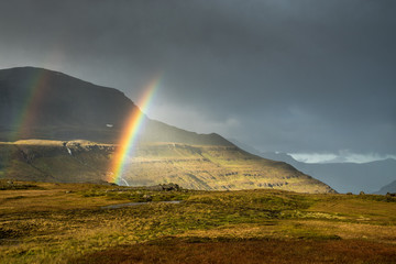 Regenbogen nahe Seydisfjördur in Island