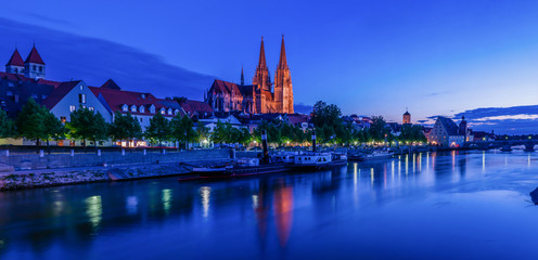 Fototapeta premium Regensburg in der Blauen Stunde; Bayern