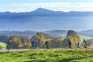 Naklejka premium gutgelaunte Radfahrer grüßen sich
