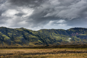 Wolkenverhangene Berge in Südisland