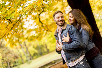Fototapeta premium Young loving couple in the autumn park