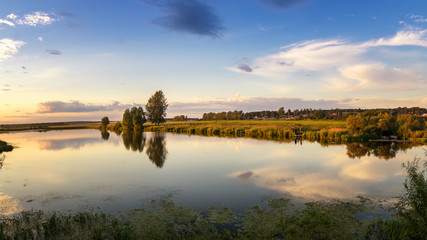 летний пейзаж на пруду вечером на закате, Россия, Урал, август