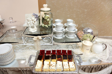 Stół szwedzki na przyjęciu weselnym w restauracji, katering.