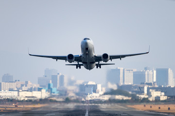 Boeing 737-800 taking off © motive56