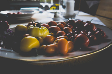 Tomaten auf Holztisch