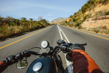 Fototapeta premium Widok drogi nad kierownicą motocykla