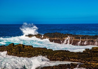 Fototapeta premium Breaking waves on the coast of the Otter Trail at the Indian Ocean