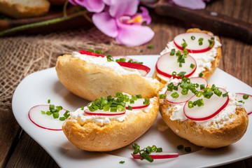 Toasts with radish, chives and cottage cheese.