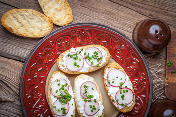 Toasts with radish, chives and cottage cheese.
