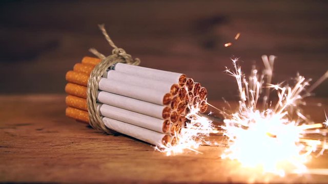 Brennende Zigarette Bilder – Durchsuchen 24 Archivfotos, Vektorgrafiken  und Videos