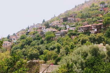 Obraz premium Modern residential buildings on the mountain in the Alanya Castle area (Alanya, Turkey).