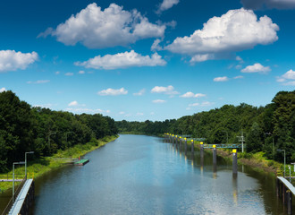 Obraz premium Schleusenkanal an der Weser in Norddeutschlandan der Weser bei Petershagen