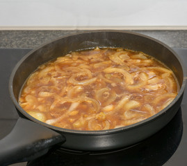 Zwiebelsauce in Pfanne 