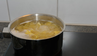 Pasta in kochendem Wasser in der Pfanne