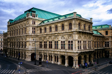 Fototapeta na wymiar The Wiener Staatsoper, Vienna State Opera House seef from Albertinaplatz