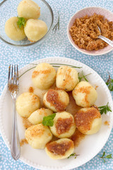 Knödel mit Semmelbrösel