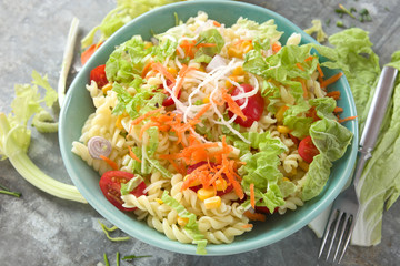Salatteller mit Nudeln