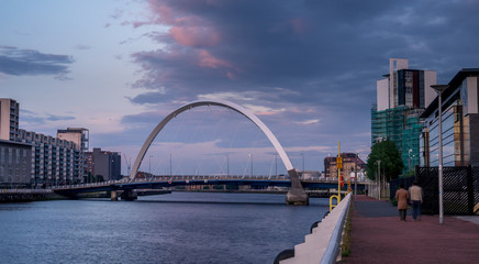 Obraz premium Clyde Arc Bridge and Buildings along Clyde River in Glasgow United Kingdom