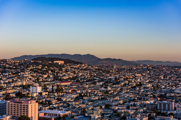 Obraz premium The Golden Gate Bridge through San Francisco at Sunrise.