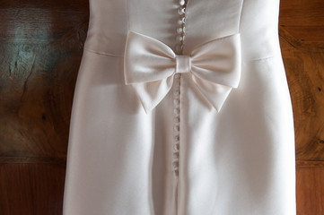Particolare del fiocco e allacciatura  sul vestito bianco da sposa