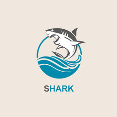 Fototapeta premium ikona wściekłego rekina z falami morskimi