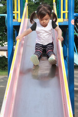 Fototapeta na wymiar 滑り台で遊ぶ幼児(2歳児)