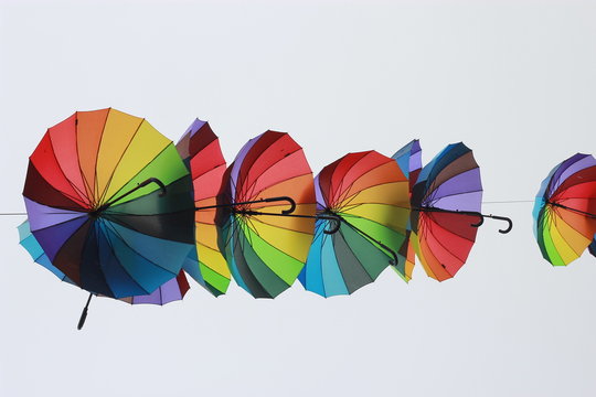 Parapluies de couleurs suspendus sur fond clair