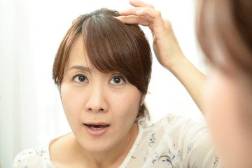 Fototapeta premium ヘアケアに不満な女性