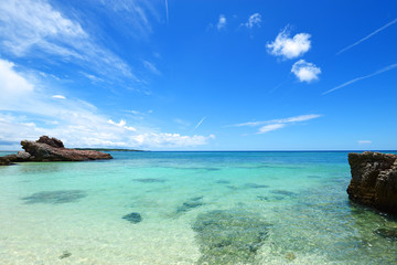 Fototapeta premium 沖縄の美しい海とさわやかな空