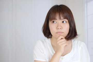 Fototapeta premium 不満そうな表情の女性