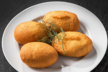 ロシアの揚げパン　ピロシキ　piroshki