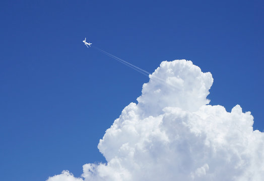 ジェット機と入道雲
