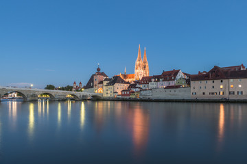 Abendstimmung in Regensburg mit Blick auf Dom und steinerne Brücke, Deutschland