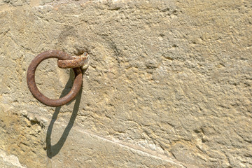 Nahaufnahme einer rostigen Metall &Ouml;se an einer Steinwand