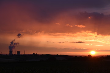 Sonnenuntergang mit kräftigenund intensiven Abendrot mit Kernkraftwerk im Hintergrund