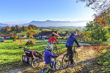 Obraz premium Familienausflug mit dem Rad im herbstlichen Oberland 