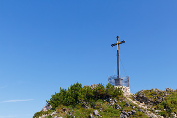 Fototapeta na wymiar Gipfelkreuz auf dem Hochfelln im Sommer
