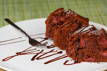selbstgemacher Schokoladen Kirsch Kucken mit Schokosauce, closeup,