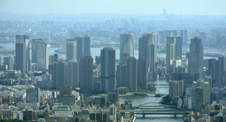 日本の東京都市景観「晴海方面などを望む」〔マンション群の右奥には、レインボーブリッジ、さらに、後方（画面右上付近）には、横浜のＭＭ２１が見える〕