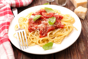 spaghetti with tomato sauce and basil