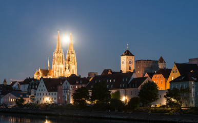 Fototapeta na wymiar Nachtaufnahme von Regensburg mit Mond zwischen den Dom Spitzen