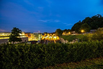 Fototapeta na wymiar Ein Bahnhof in Mainz bei Nacht