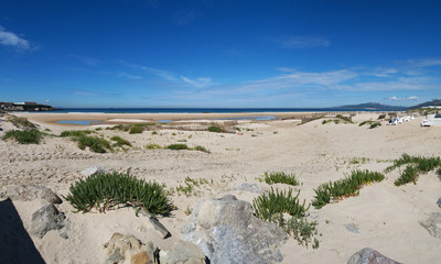 Europa: vista della Playa de los Lances, la più grande spiaggia di Tarifa, città sulla costa più...