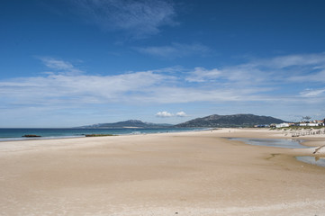 Fototapeta na wymiar Europa: vista della Playa de los Lances, la più grande spiaggia di Tarifa, città sulla costa più meridionale della Spagna, di fronte allo stretto di Gibilterra e al Marocco