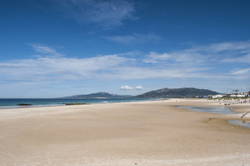 Europa: vista della Playa de los Lances, la più grande spiaggia di Tarifa, città sulla costa più meridionale della Spagna, di fronte allo stretto di Gibilterra e al Marocco