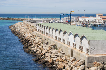 Spagna: il porto di Tarifa visto dallo stretto di Gibilterra, nelle acque che collegano la Spagna...