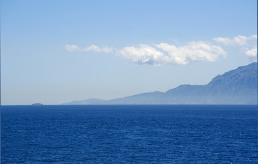 Stretto di Gibilterra: una nave in lontananza e la costa marocchina nelle acque che collegano la...